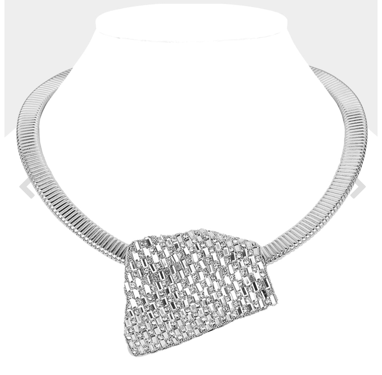 Stone Paved Abstract Plate Ribbed Chain Necklace