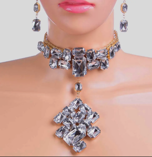 CHOKER NECKLACE SET WITH CLEAR STONES LARGE PENDANT