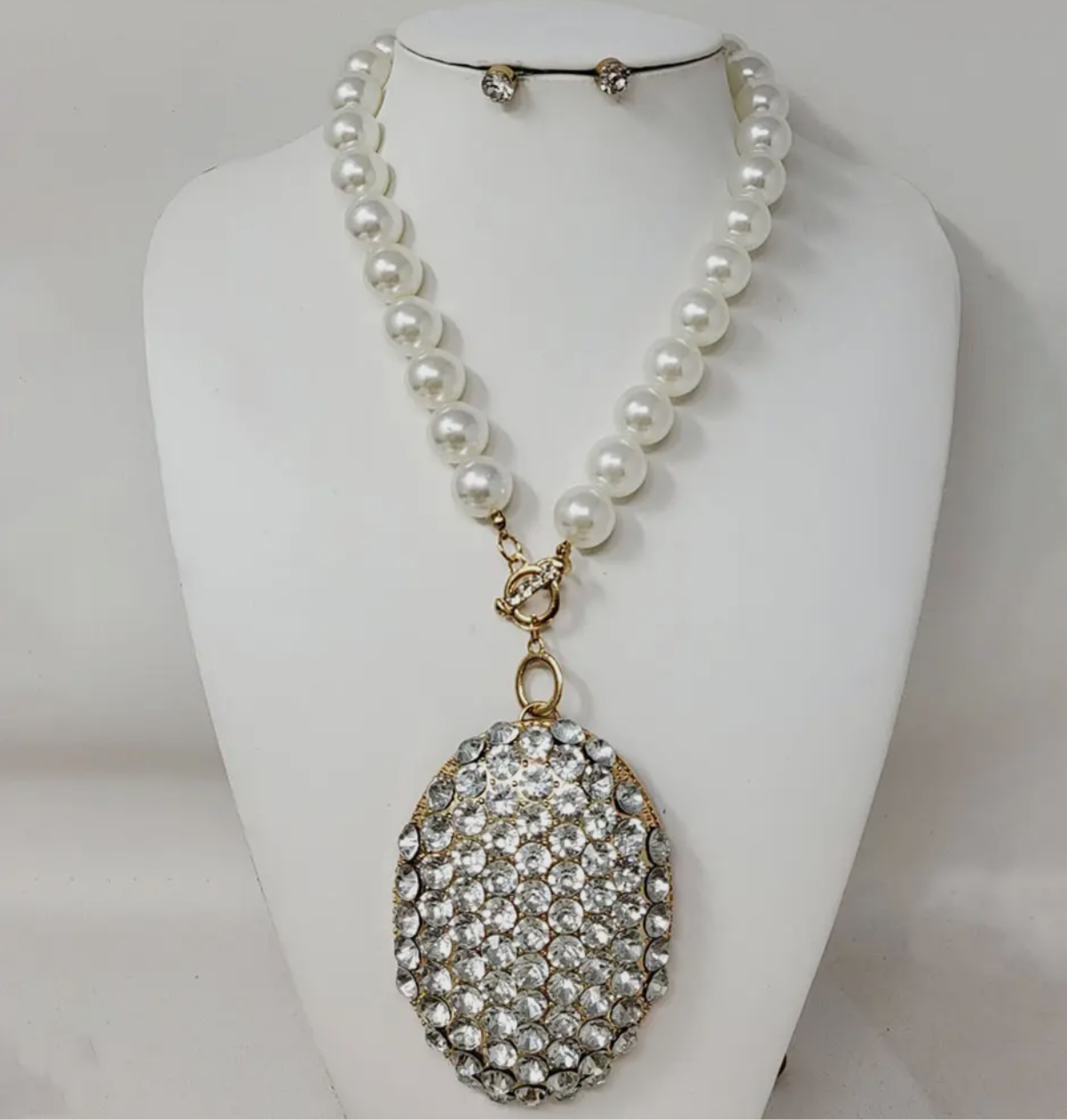 Oversized Crystal Rhinestone Paved Oval Pendant Chunky Pearl Necklace