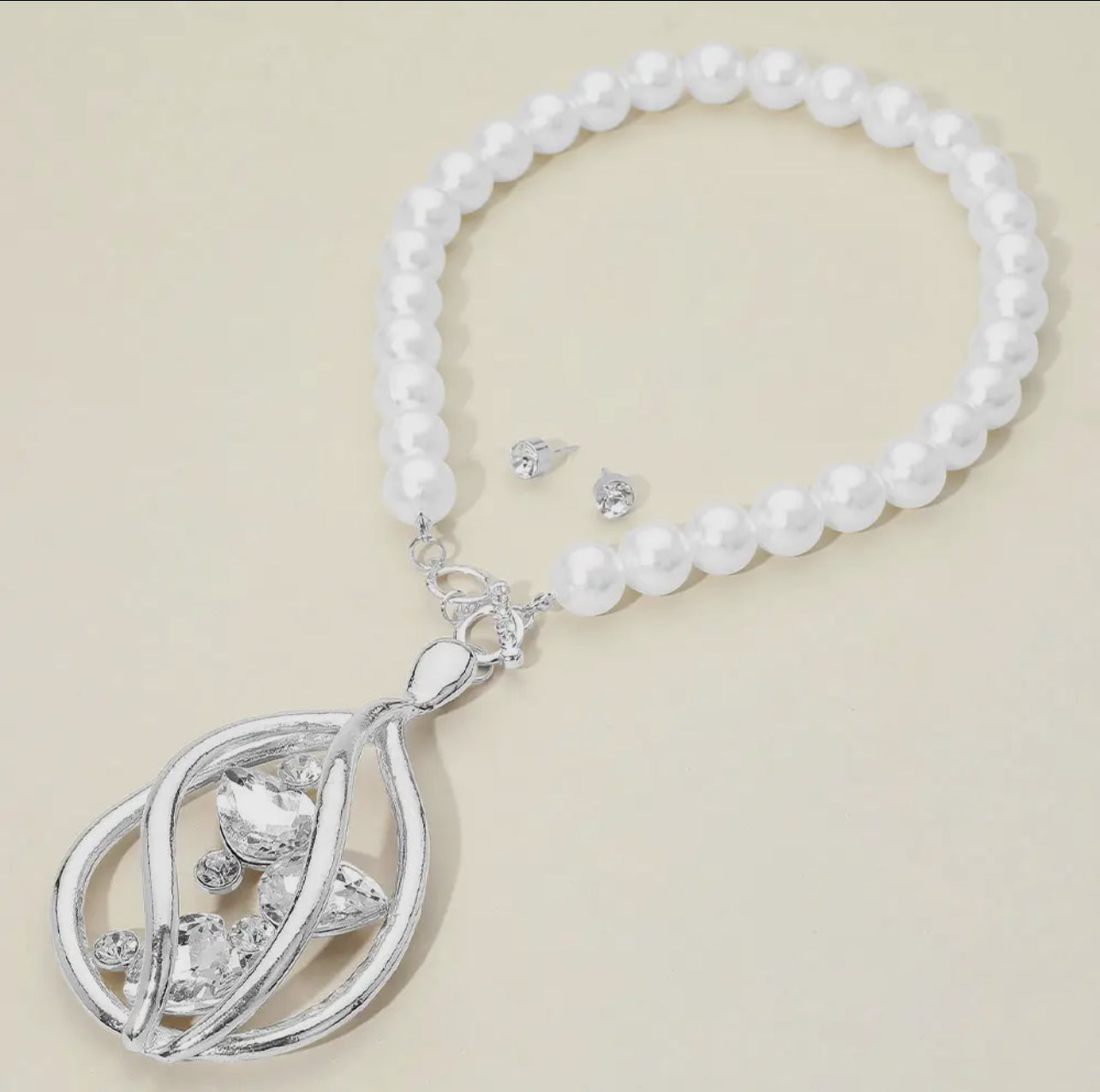 Oversized Elegant Sculpture Pendent Accent Pearl Statement Necklace