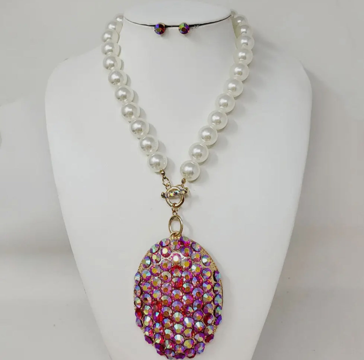 Oversized Crystal Rhinestone Paved Oval Pendant Chunky Pearl Necklace
